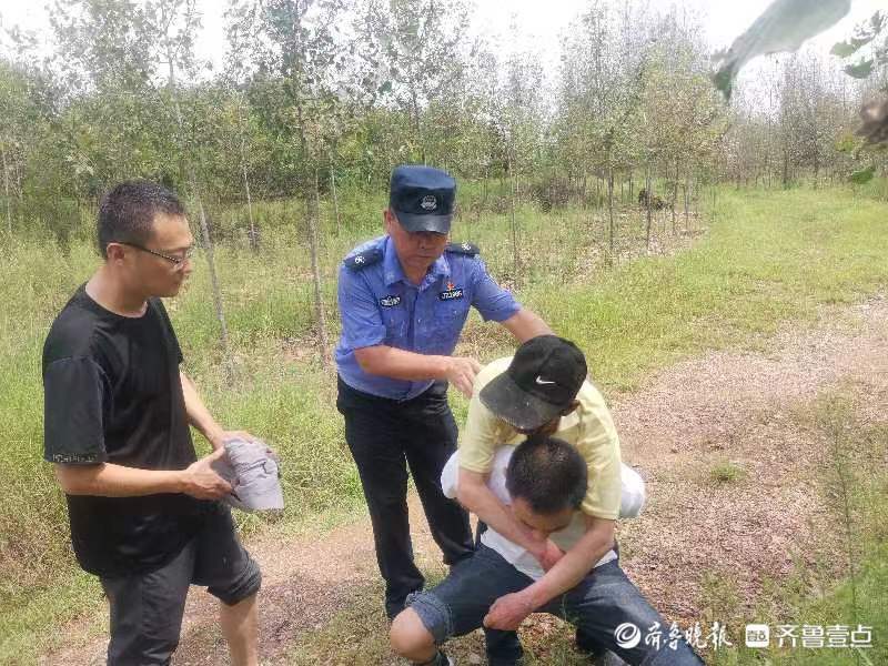 胶州：老人野外晕倒 民警涉水救人 报警 洋河镇 李先生