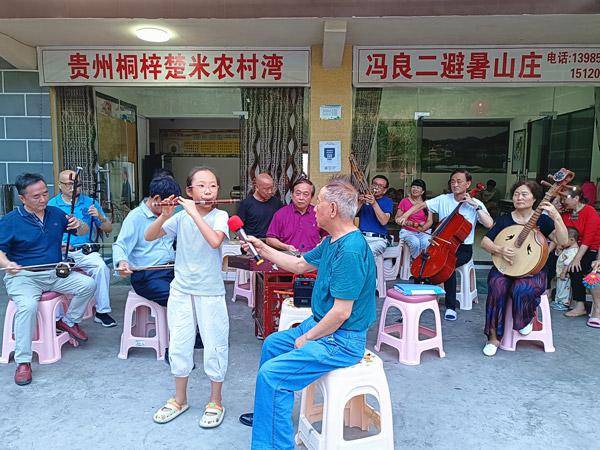 重庆在桐“避暑音乐队”不定期举办“坝坝音乐会”