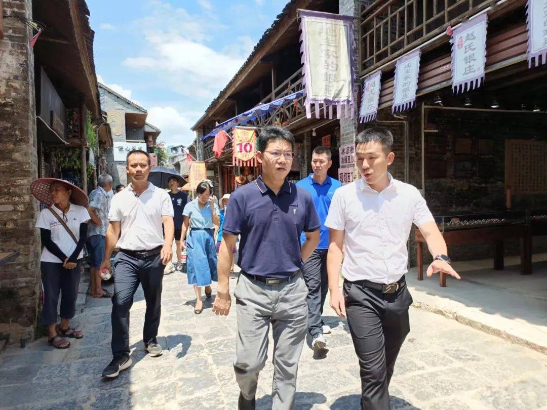 8月17日,自治区民政厅区划地名处叶佐斌处长一行到兴坪镇开展千年古