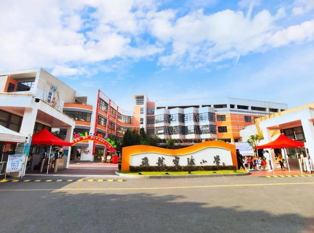 飞龙中路南侧,昆仑路东侧,环龙路西侧是飞龙实验小学和中学,已投用多
