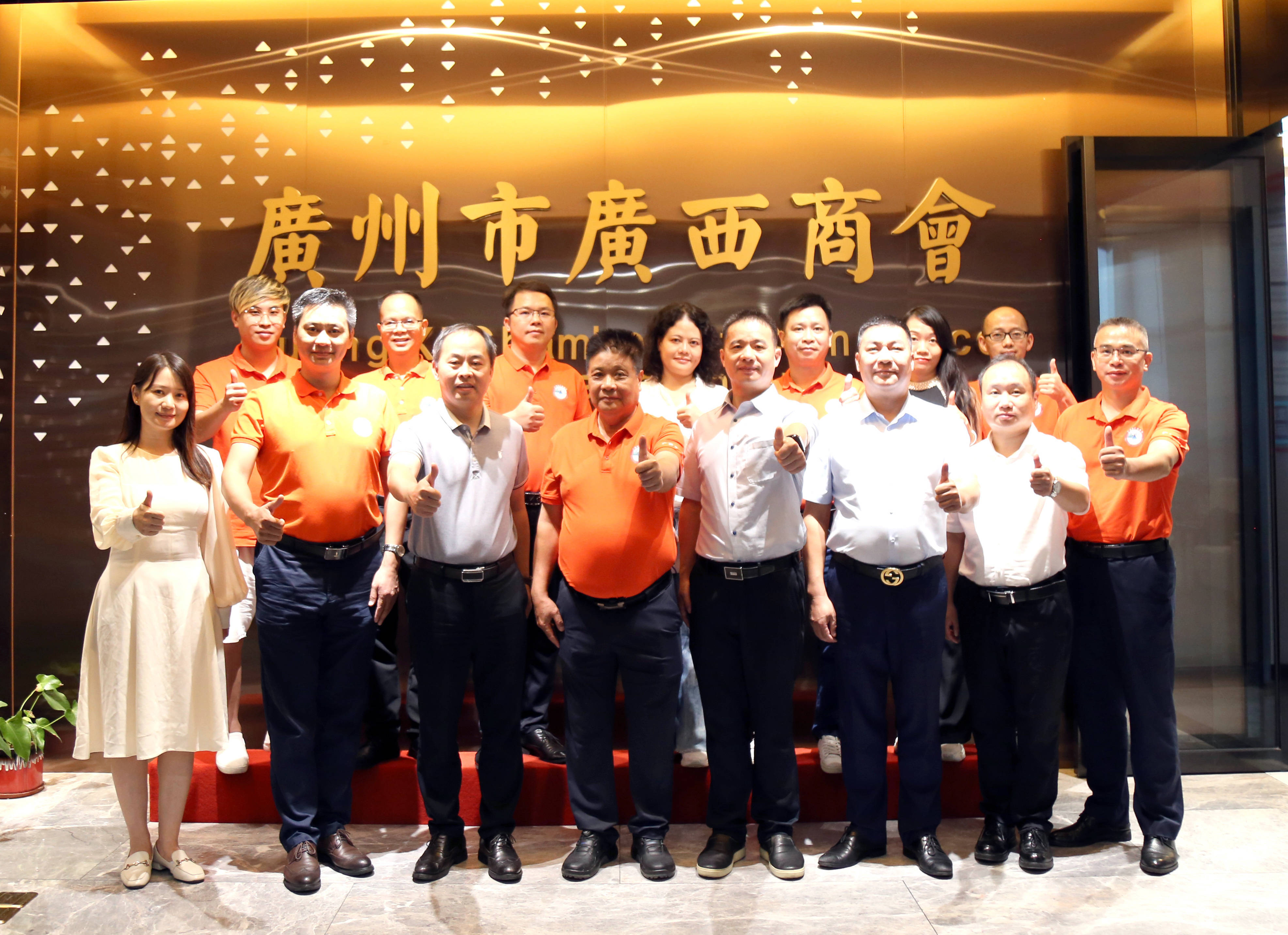 河池市投资促进服务中心主任何侃,河池市驻深办副主任韦素红,巴马县