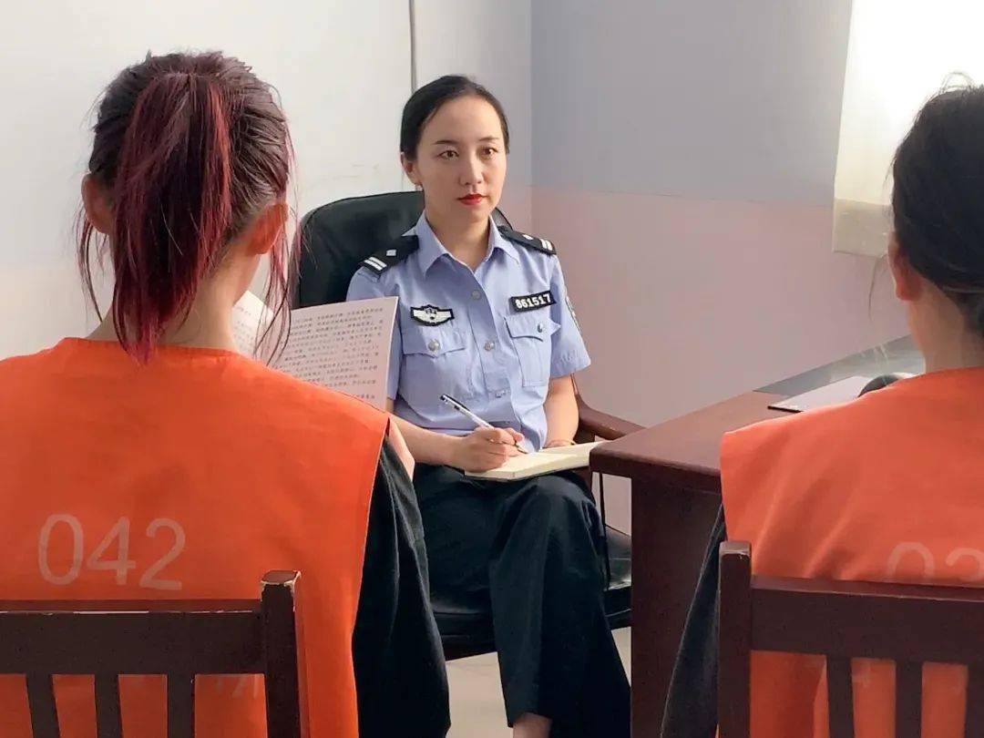 回到阳光下的一剂良药,在市拘留所里,2位女孩都和自己的母亲通了电话