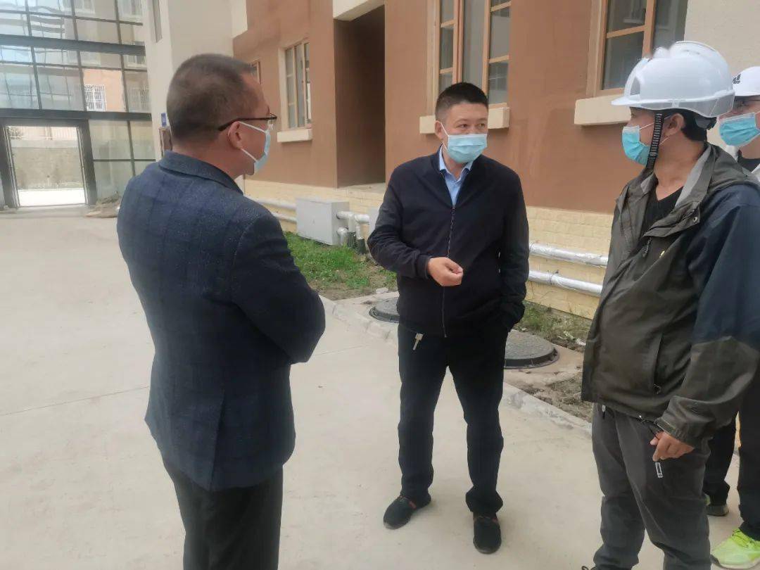 8月18日,县委书记董德洪前往理塘方舱隔离点和服务保障点调研.