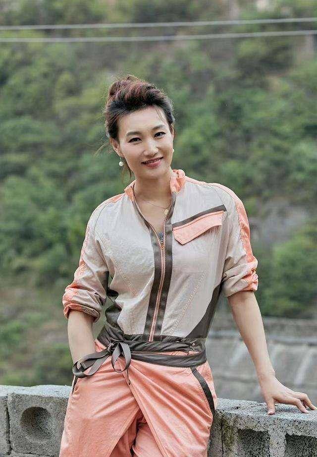 央视主持李梓萌:45岁还未婚成心病,想找能过日子的另一半_节目_假发