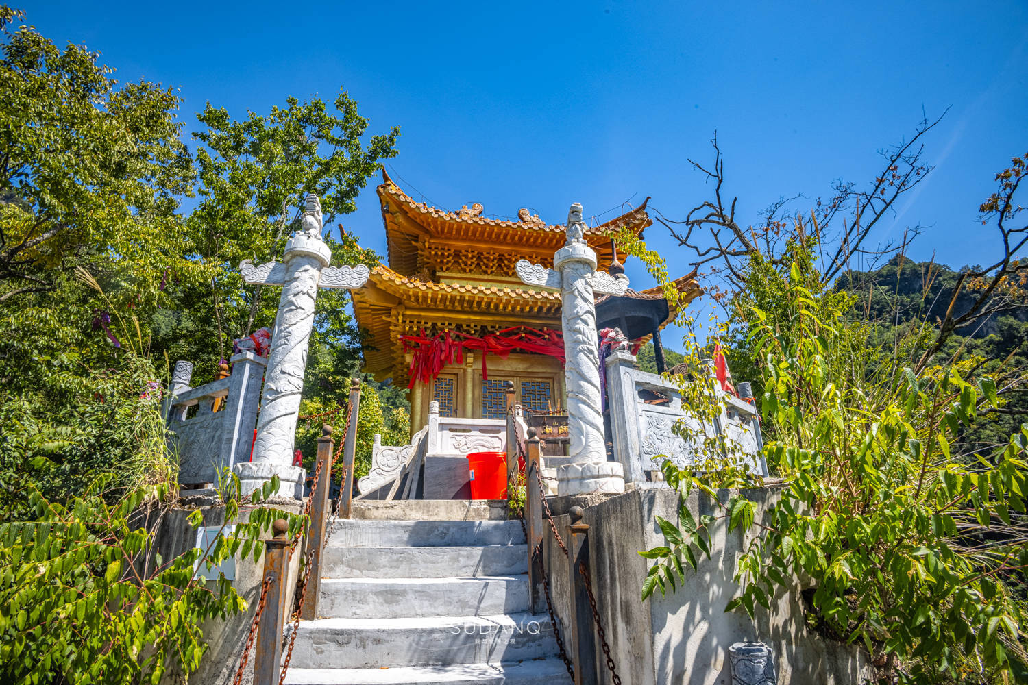 建有一座百年道观,就在中部最大原始森林中_五峰_祖师_山峰