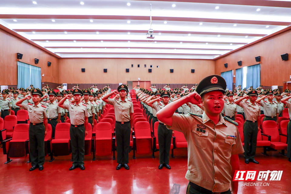 為新兵代表佩戴肩章.迎武警部隊旗.儀式現場.