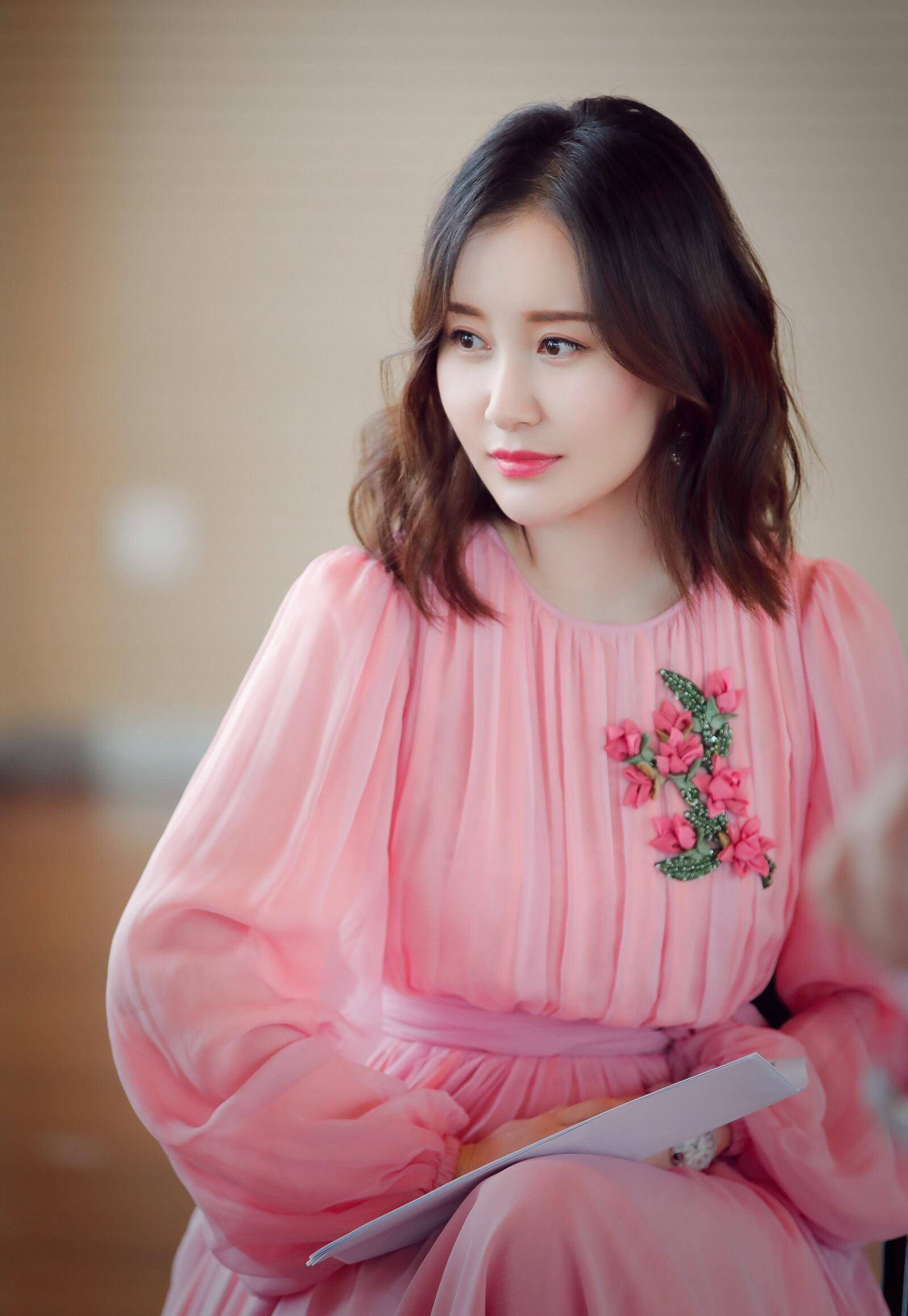 成方圆这个女演员也遇到这样的困境,她在演配角的时候,备受观众的喜爱