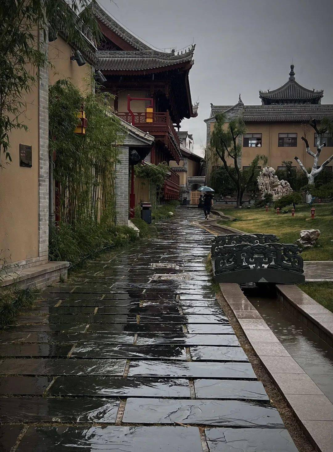 青石板上的江南雨图片图片