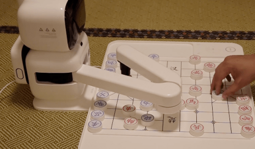 培养益智不伤眼,商汤"元萝卜senserobot"ai下棋机器人体验_象棋_棋盘