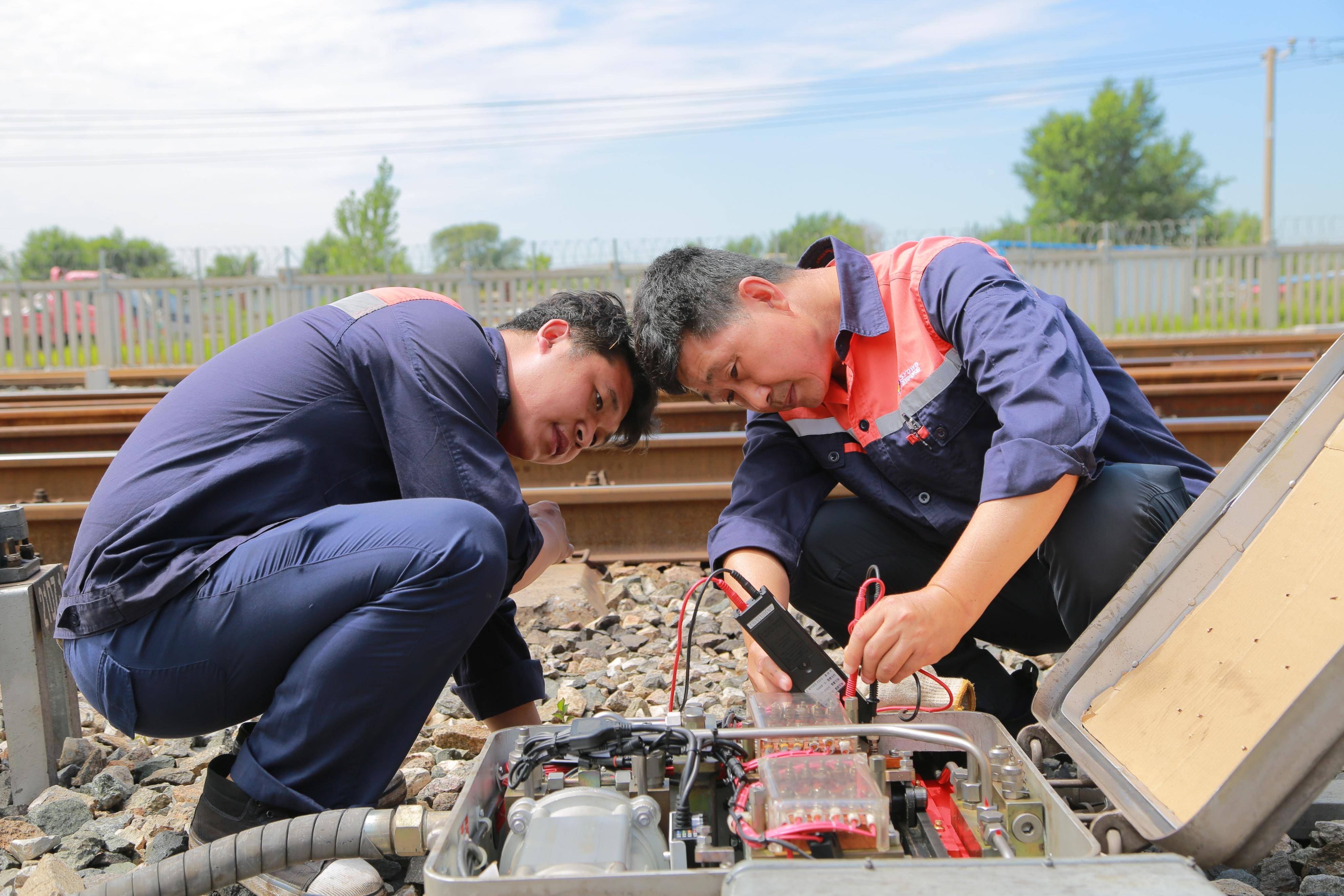 铁路信号"医生"高温下精心"诊疗"保运输安全_设备_进行_邹杨