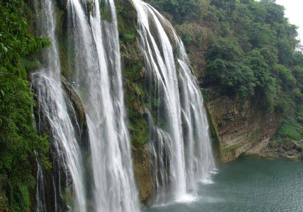贵州有一著名风景区，集秀、险、奇、雄为一体，可欣赏18个瀑布！
