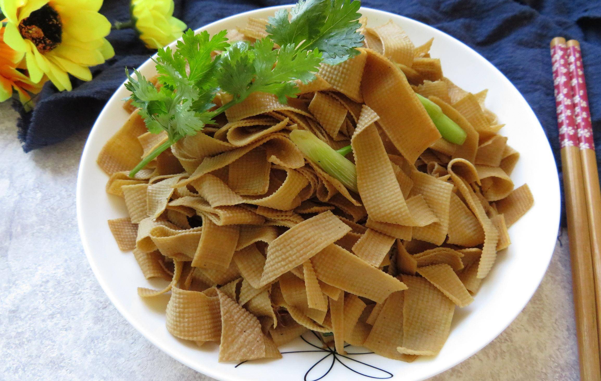 【酱香豆腐皮】:用料:豆腐皮,花生油,葱,花椒,香菜,黄豆酱;做法:1豆腐