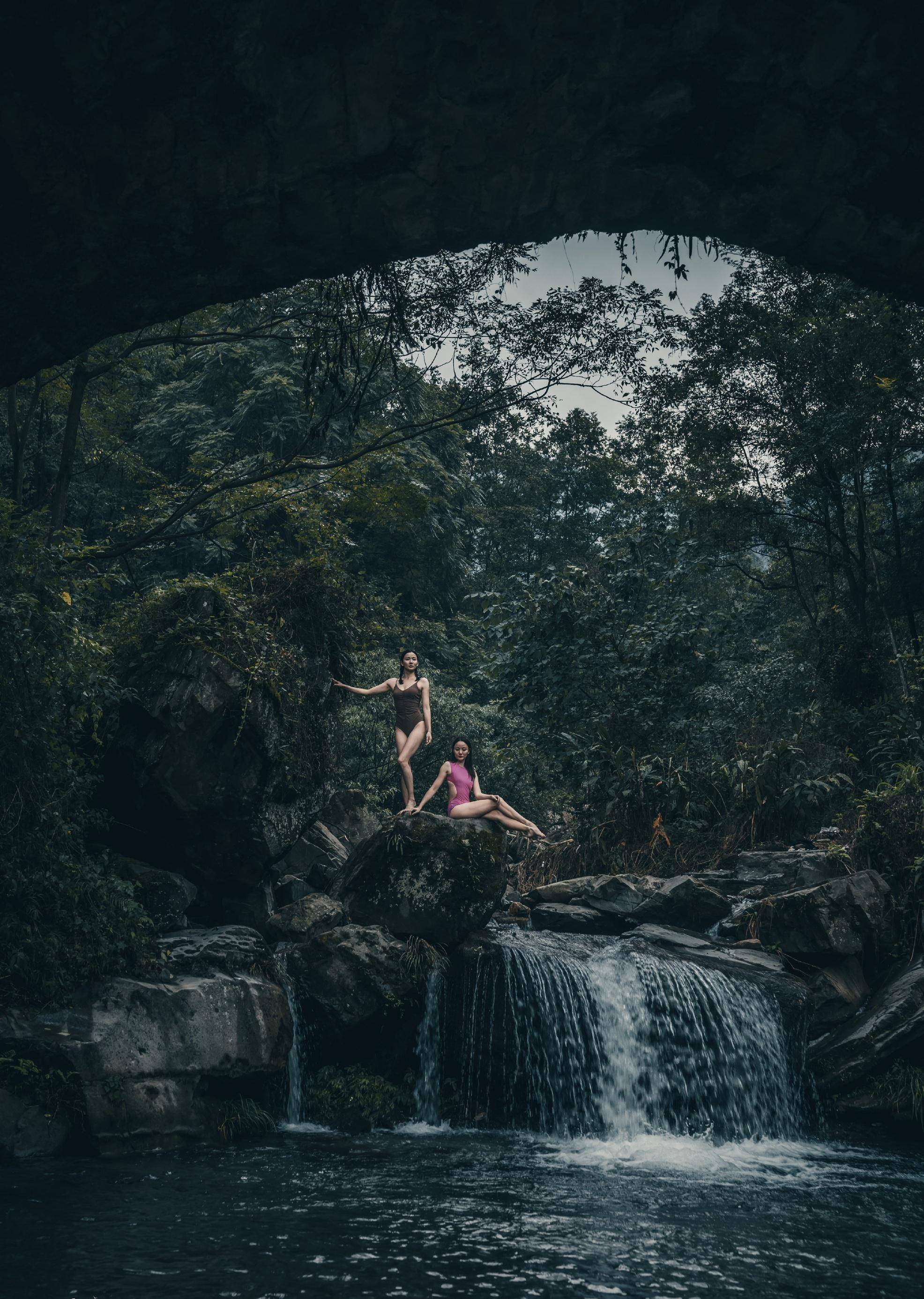花样游泳女神蒋婷婷姐妹在森林瀑布中展现健美身材