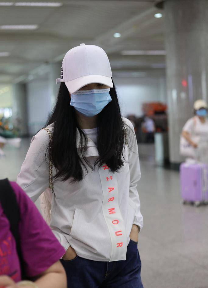 "晴格格"王艳现身机场,装扮简约气质温柔,穿牛仔阔腿裤好时髦_造型