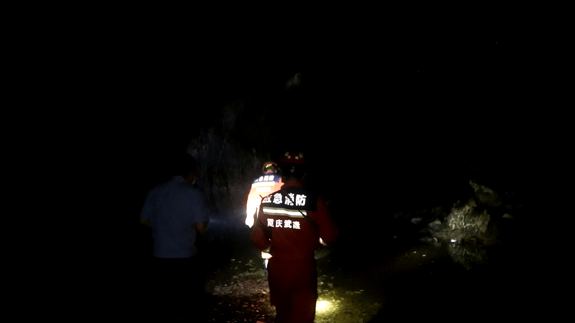 重庆武隆：一家老小私自进溶洞致9人被困，消防彻夜救援