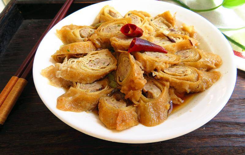 【小贴士】:1,卷煎的做法,就是将猪肉馅中加入盐,油,五香粉,料酒和姜