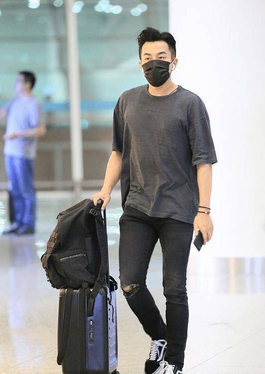 胖出"大叔感",穿t恤气质也沉重,越来越不像小鲜肉了_休闲风_风格_裤子