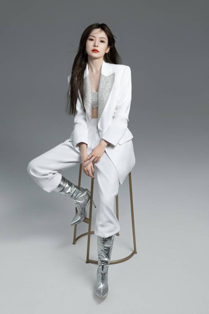 陈卓璇发布西装造型复古格调写真 秀发飞扬红唇欲滴似冷感美人_陈卓璇