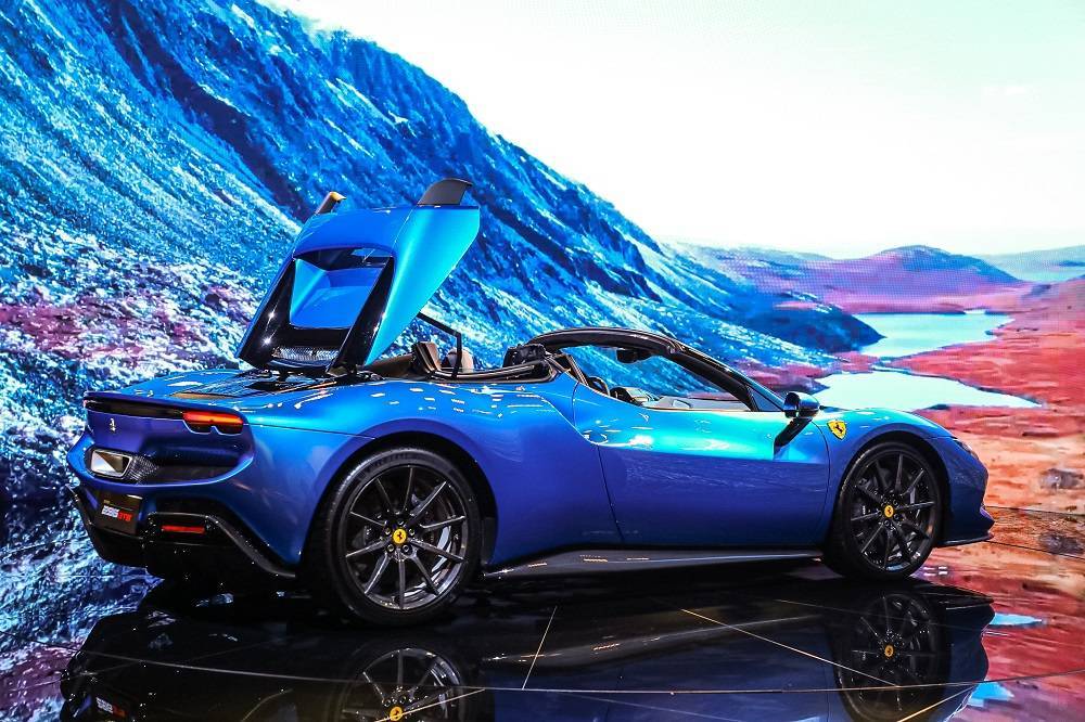 采用中后置发动机布局的跃马berlinetta敞篷跑车最新力作 法拉利296