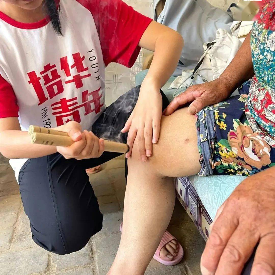 乡医源队走进商洛市丹凤县商镇张家村社区,为当地老人进行量血压,按摩