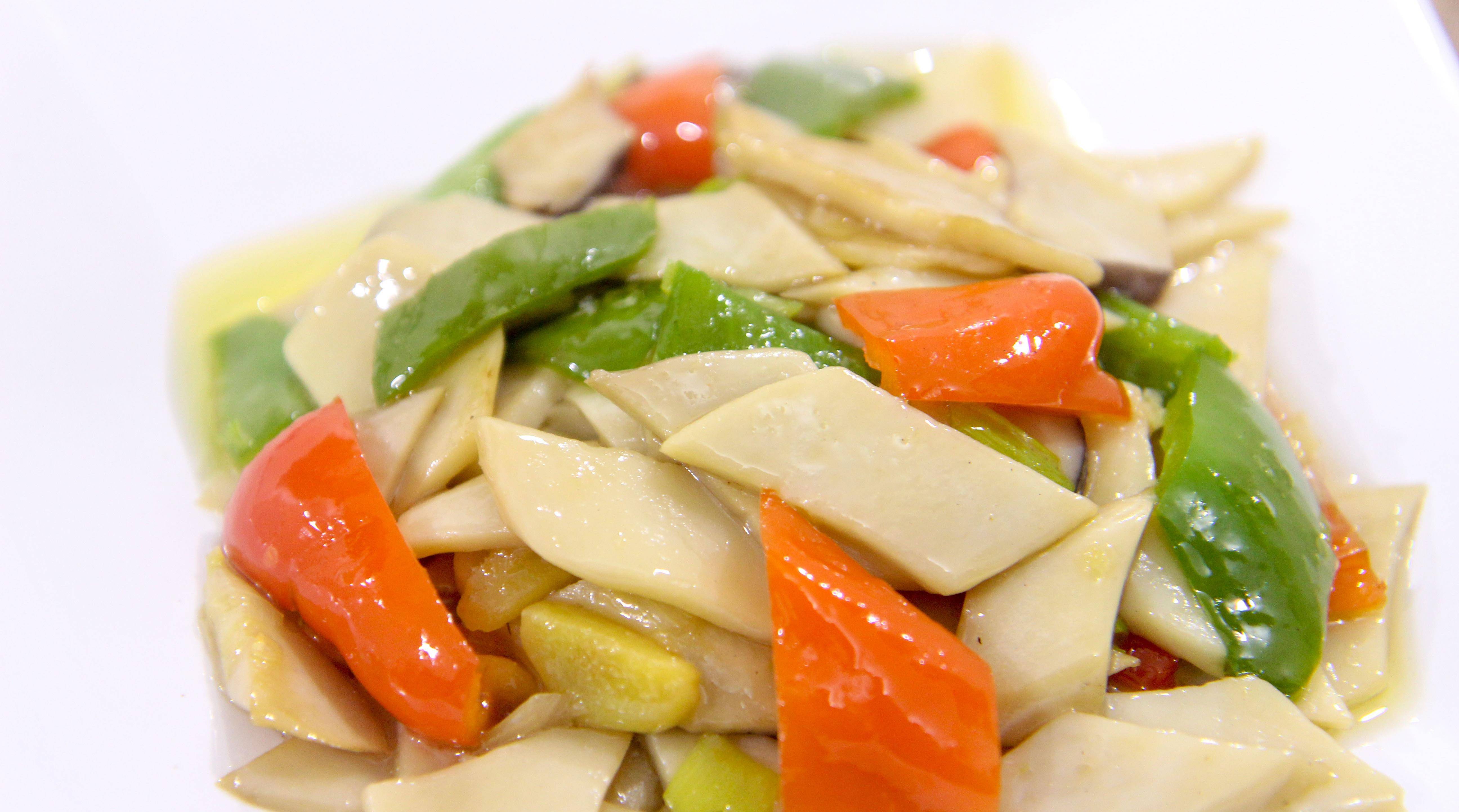 清炒杏鲍菇,这样做比肉还好吃,营养健康,简单易做_红椒_蚝油_鸡精