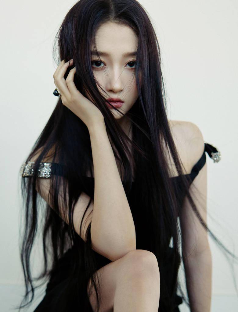 2022年8月19日,关晓彤发布北京电影节闭幕式红毯造型,她身穿黑色一字