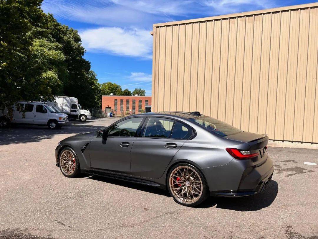 全新宝马m3选配个性化定制磨砂纯灰搭配1000m金色轮毂.