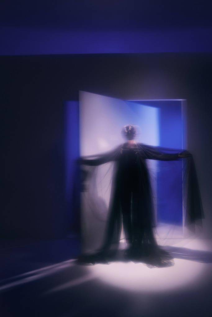 何洛洛拍摄《窗台上的乌云》夜礼服造型写真 神秘帅酷展迷幻风
