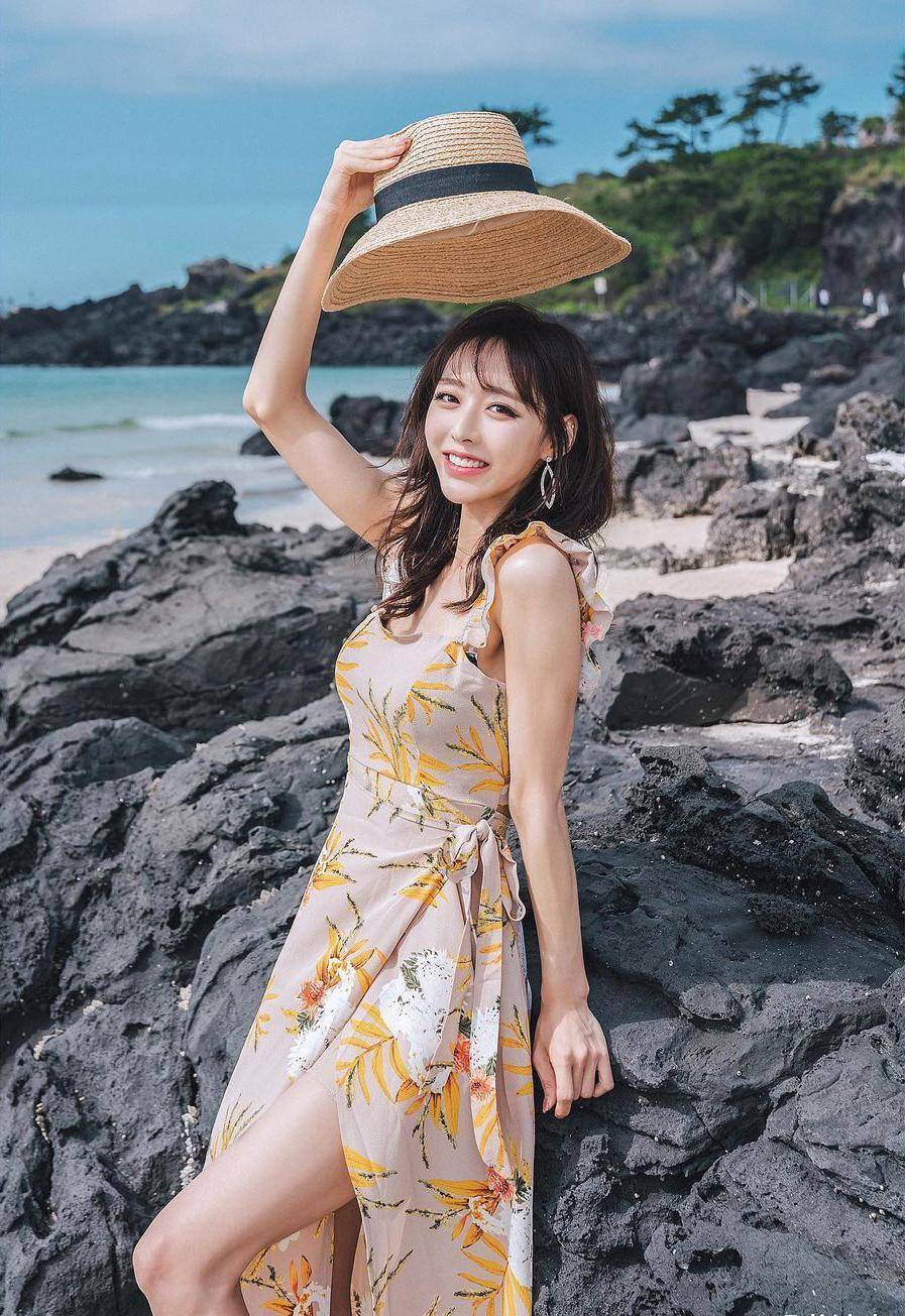炎炎夏日去海边度假,穿一条吊带长裙不仅清凉,而且拍照又仙又美_几张