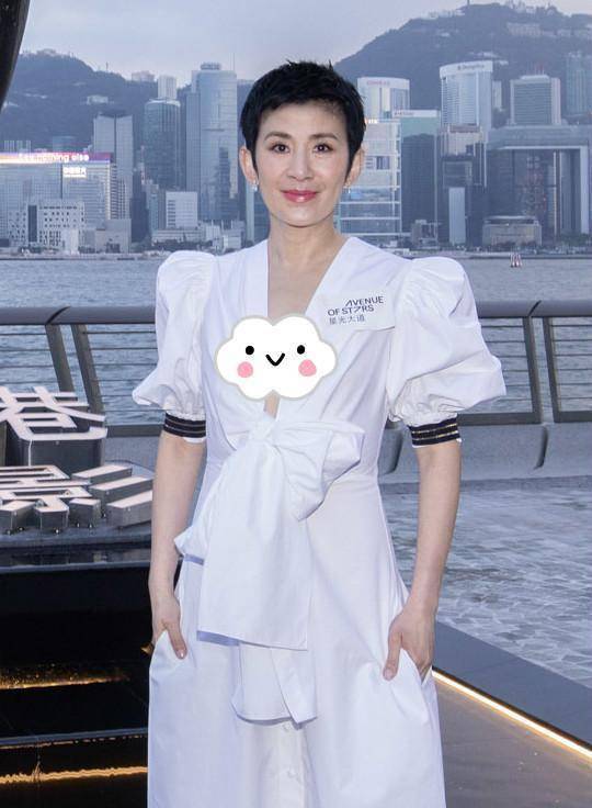 换了发型之后的吴君如看起来非常精神,如果不是吴君如穿着女性化的