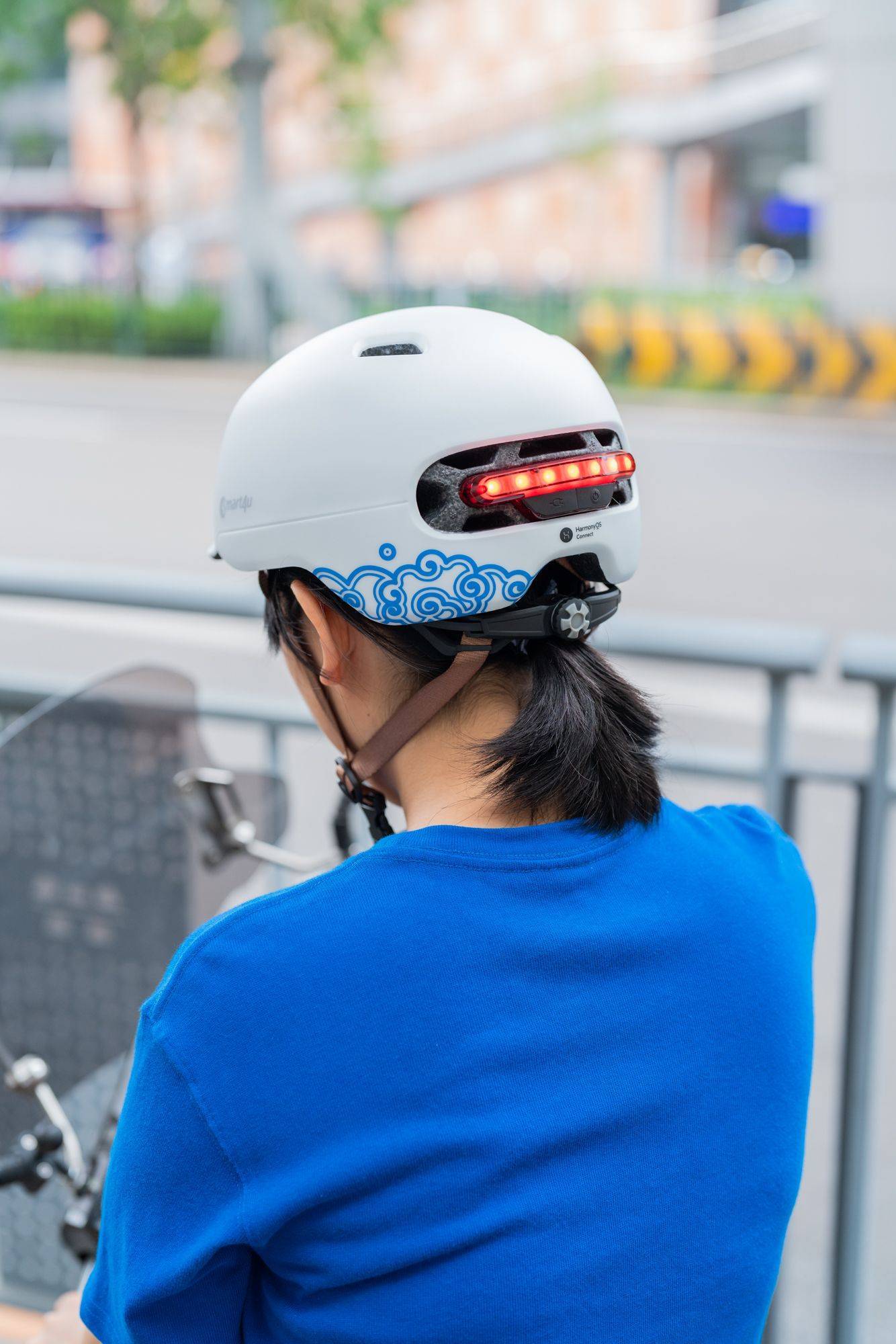 头盔也用上鸿蒙系统了？还是智能的更安全！