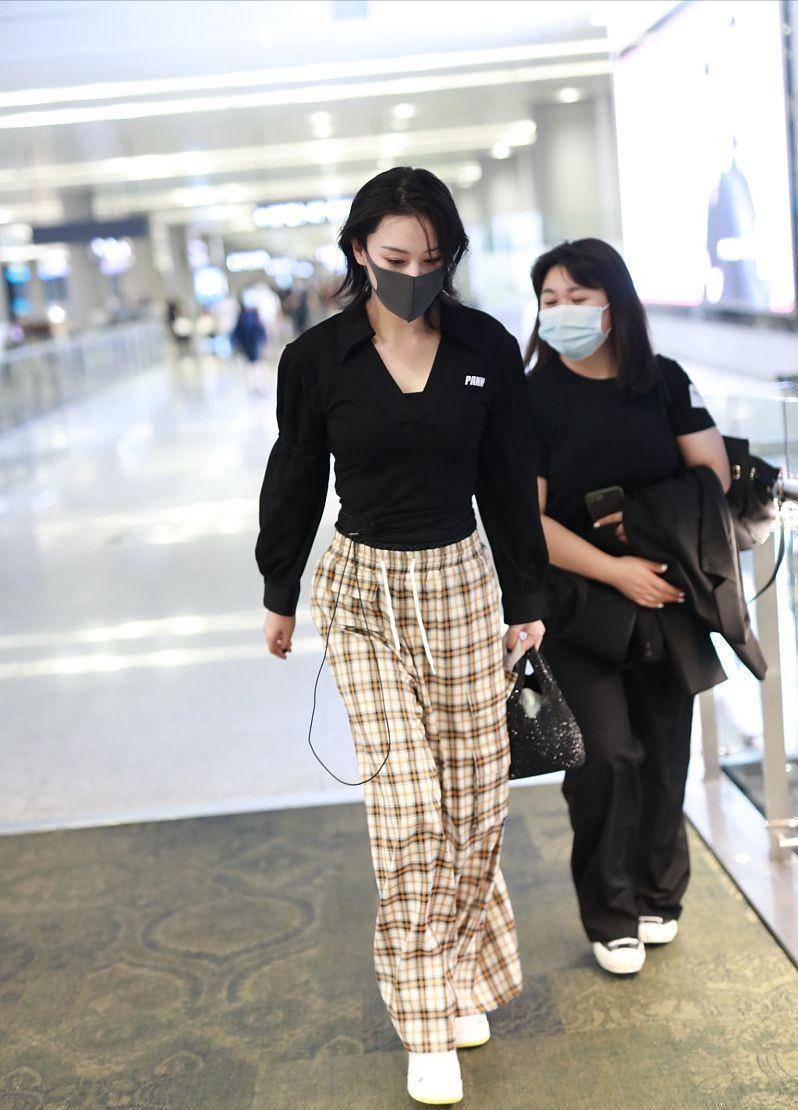 "军嫂"张馨予真挺给力,"狼尾"发型又a又飒,花色穿得不浮夸_服装_时尚