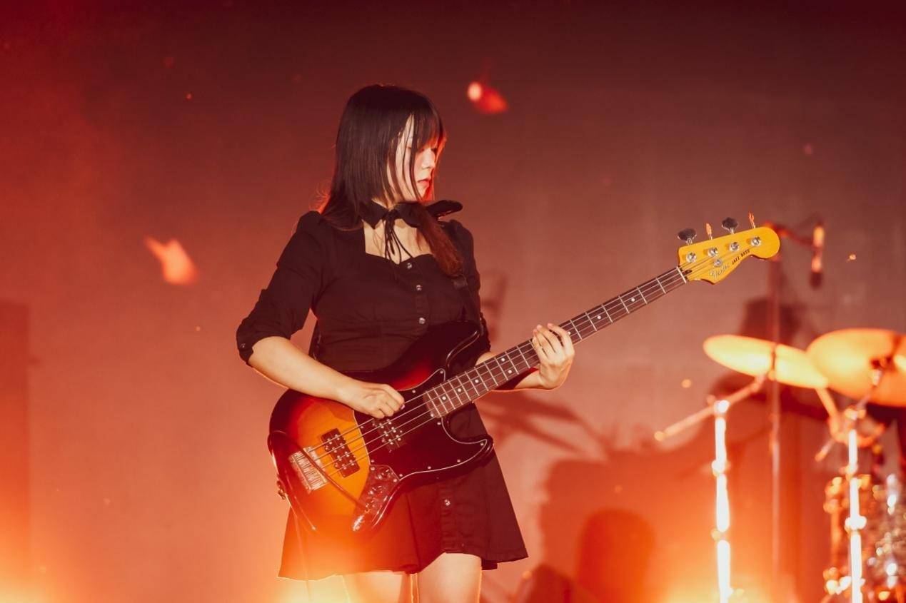 乐队等一大批国内潮流乐队齐聚沅水之滨,与千名游客共启水上电音狂欢