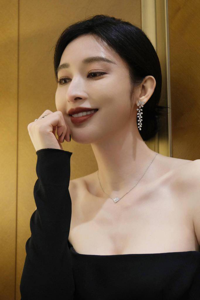 张俪受邀出席《新血盛典》 穿黑色一字肩礼服港风十足_写真_北京_张俪