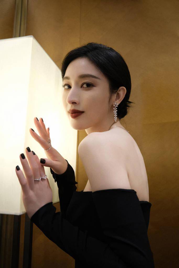 张俪受邀出席《新血盛典》 穿黑色一字肩礼服港风十足_写真_北京_张俪