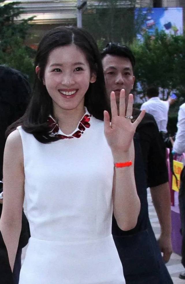 28岁章泽天好清纯,穿白色连衣裙简约时尚,状态犹如18岁少女_款式_造型