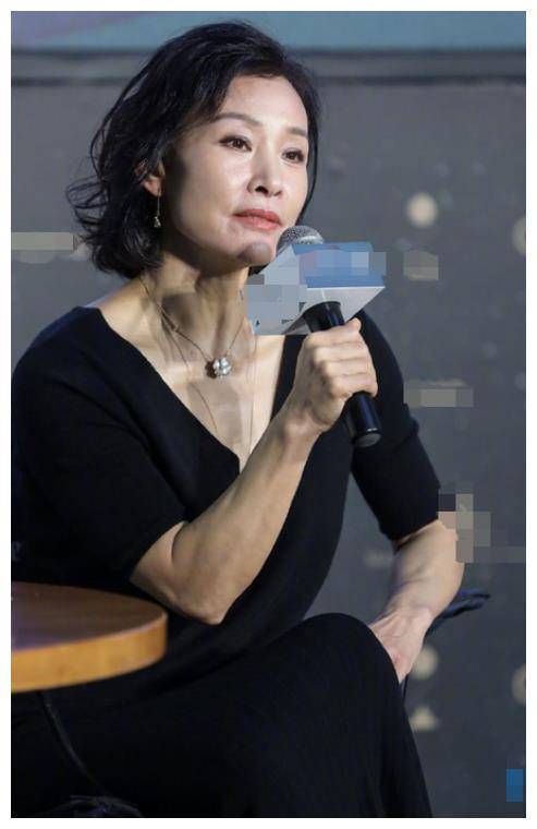 陈冲近照状态也太好了吧,58岁穿黑色长裙,脸上皮肤竟无一丝皱纹_气质