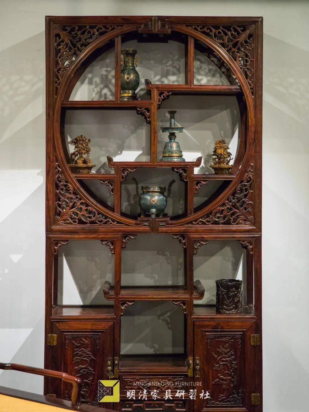 清代 红木月洞式博古架(一对)清代 红木边座镶寿山石屏芯雕仕女图