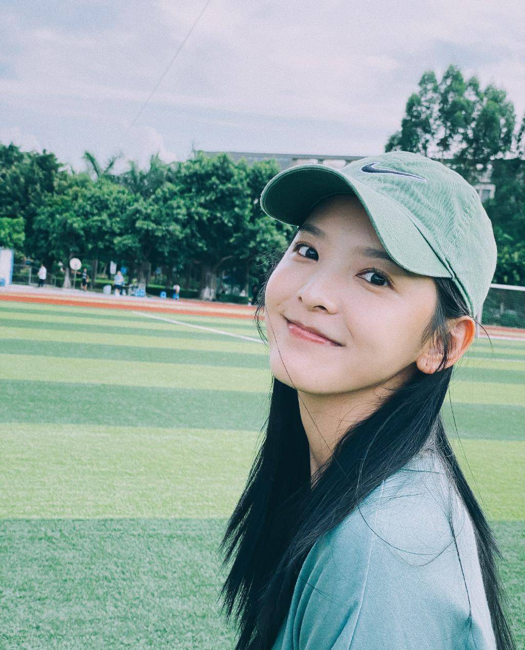 不愧是元气少女,章若楠穿灰蓝色卫衣出镜,配格纹大裤衩依旧清新_长发