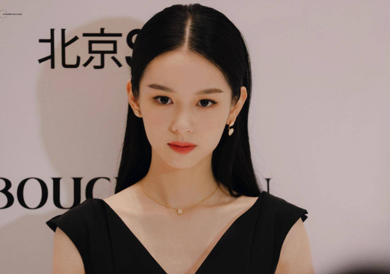 周也美得宛如真人版芭比娃娃,锁骨精致肩颈线优越,大眼睛高鼻梁鹅蛋脸