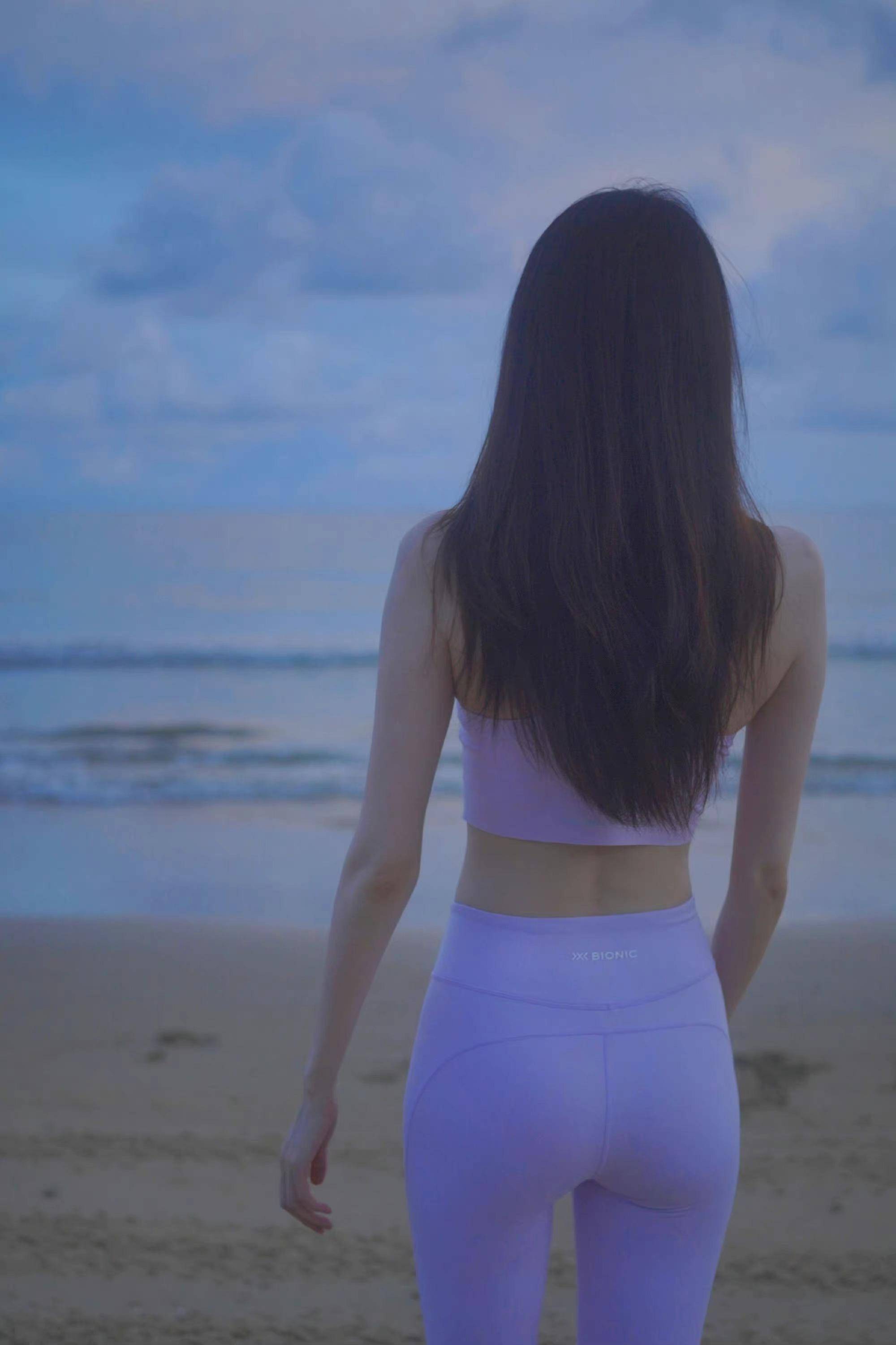 维密超模何穗被晒健身写真,从晨光熹微到夕阳西下,都见健美身材