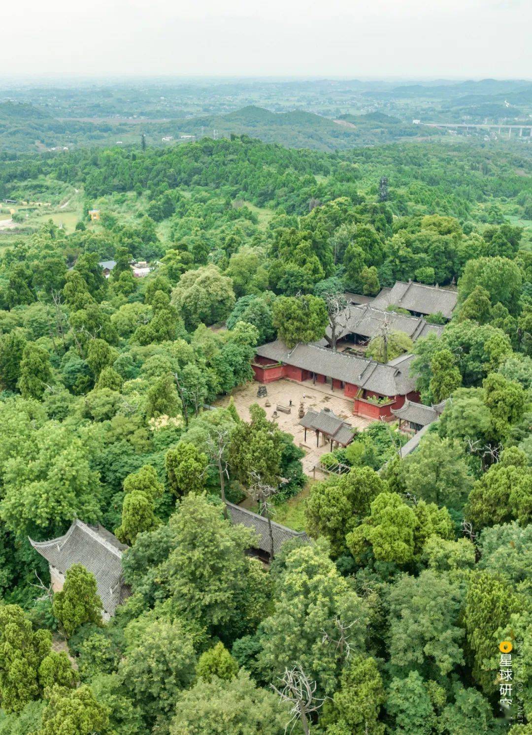 庞统祠有一副著名楹联:"真儒者不徒文章名世,大丈夫当以马革裹身".