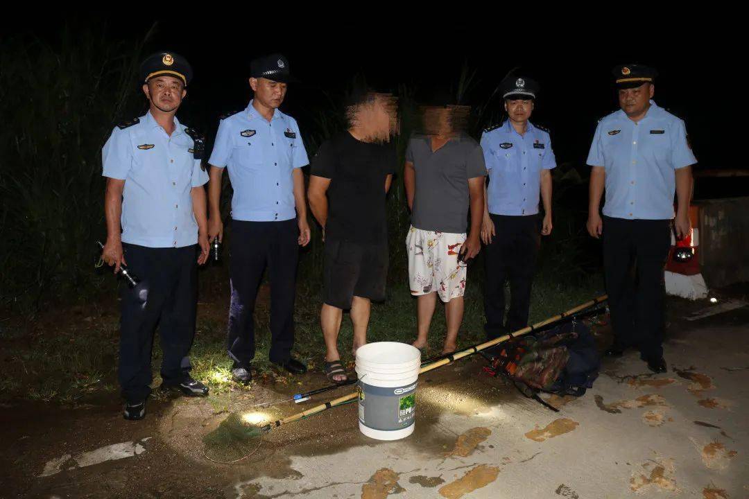 据统计,当晚共现场缴获捕鱼电网,逆变器等作案工具2套,及渔获物10余