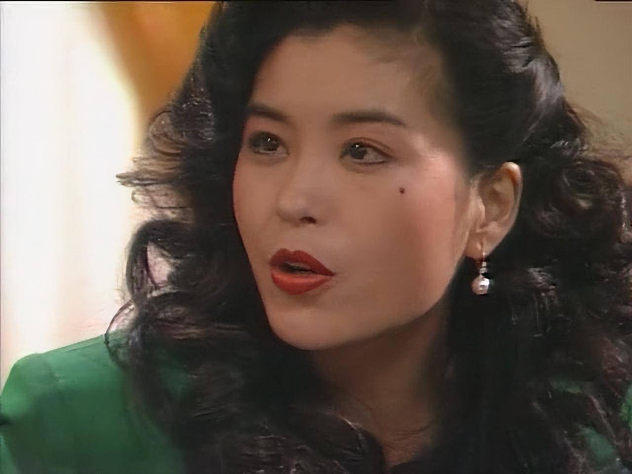 黄日华不愧是电视王,亚视无线都吃得开,一部《银狐》横扫港剧圈