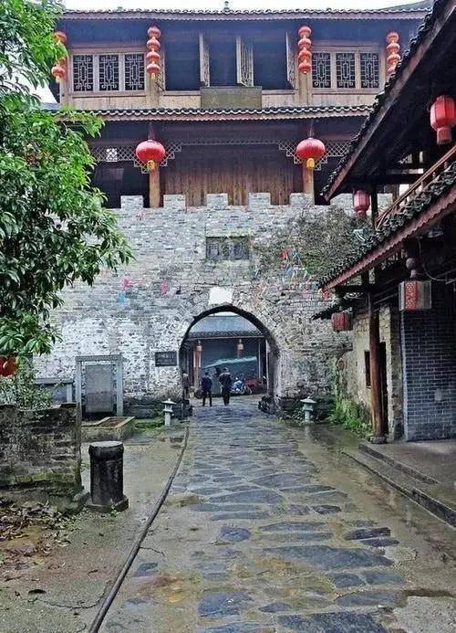 中国唯一漂在水上的古镇，400年不通车，至今没有桥，活成了诗