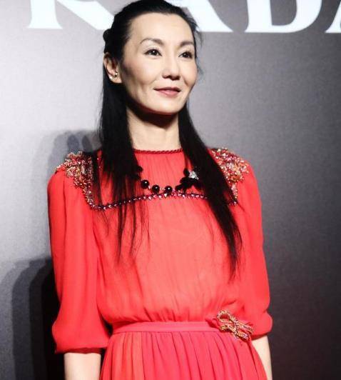 生图下的张曼玉老得很真实,瘦脱相的她穿红裙,仍有高贵的气质感_造型