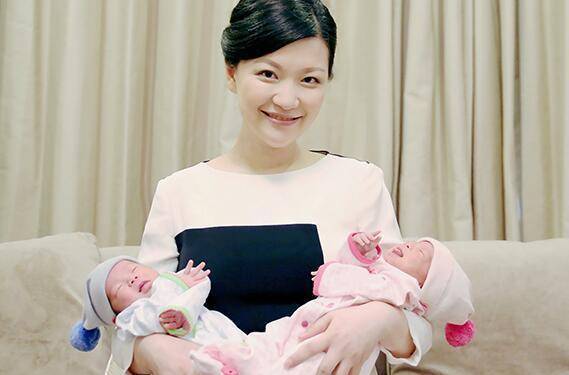 陈蓉4岁还不会说话,却成为了一名主持人,她的双胞胎女儿好可爱_上海