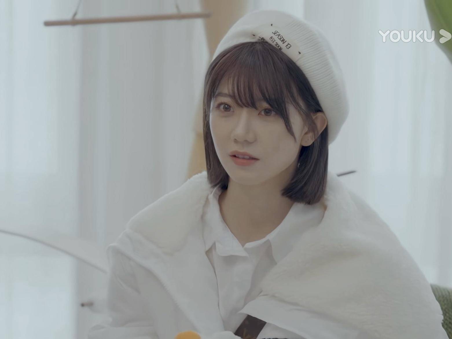 女一拄拐上阵,男一外放女生心动视频,约会竟是三人行_vlog_张一鸣