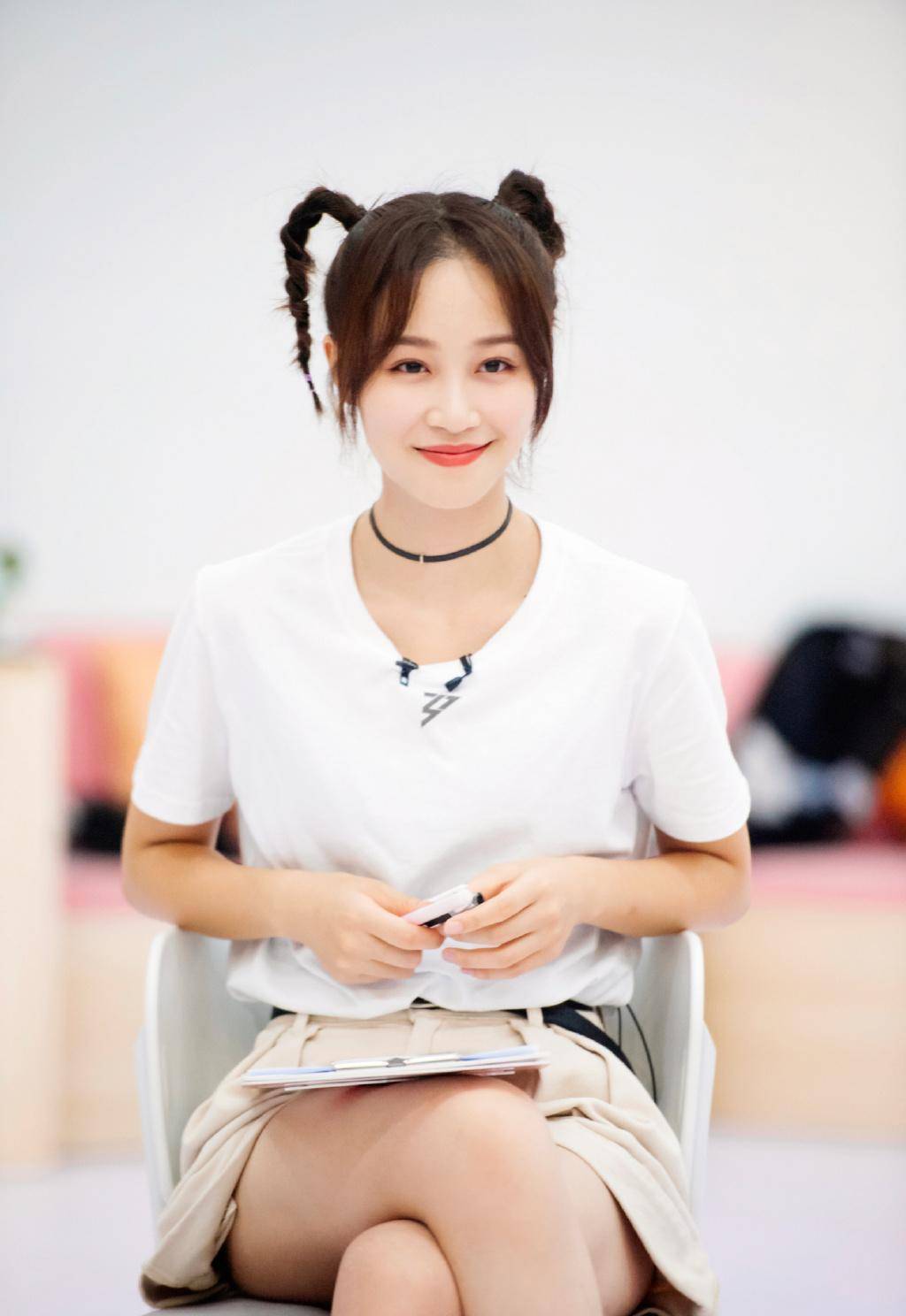 蓝盈莹这是什么气质,改良旗袍"剪条缝",配双丸子头太可爱了_的设计