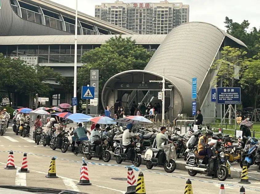 深圳“摩的”围堵地铁口乱象调查（一）：扎堆揽客存安全隐患